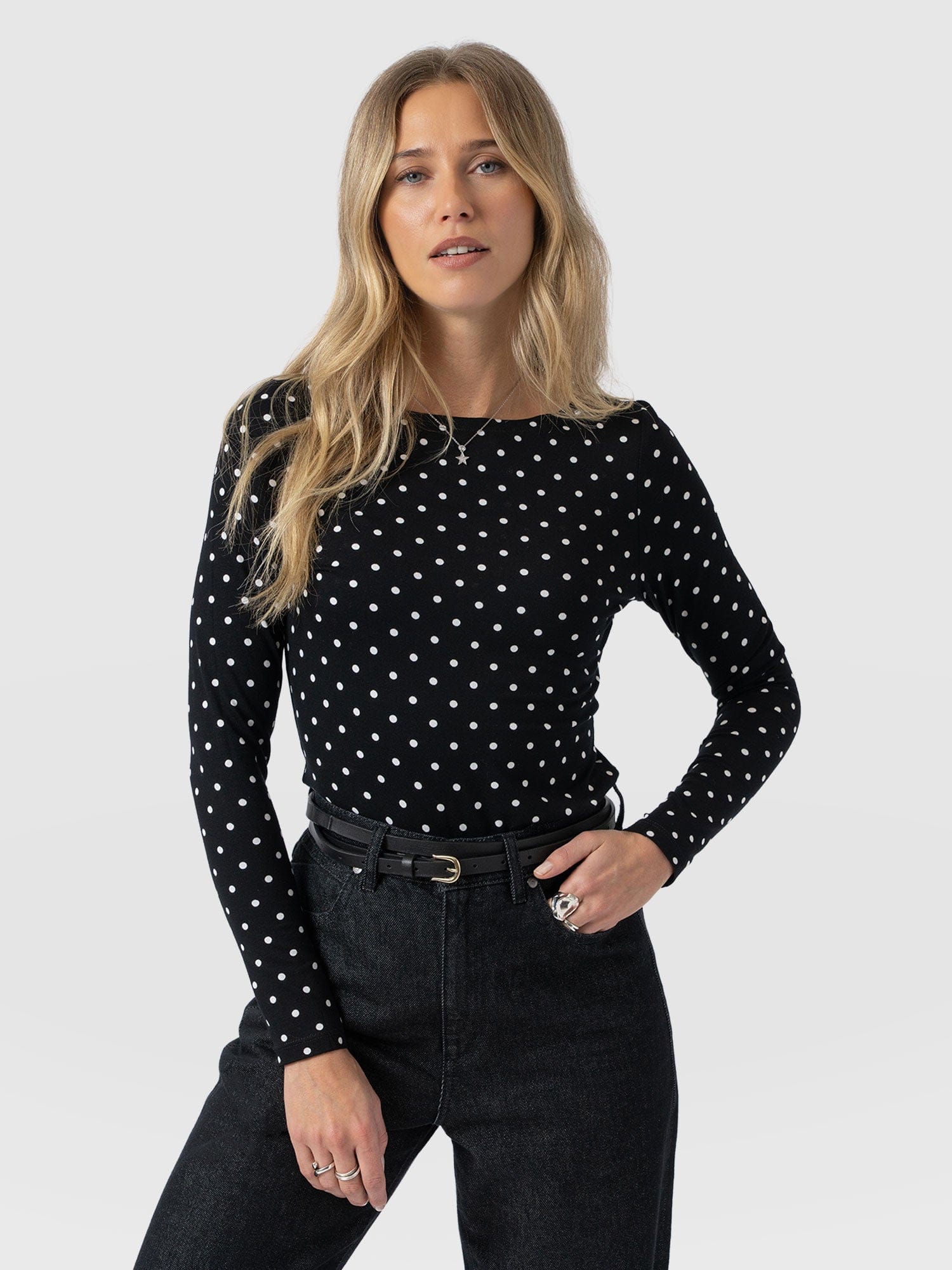Austen Boat Neck Long Sleeve Tee - Black Polka Dot - Women's T-shirts | Saint + Sofia® EU